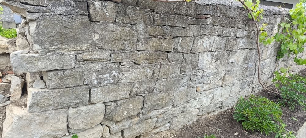 Продається природній бутовий камінь