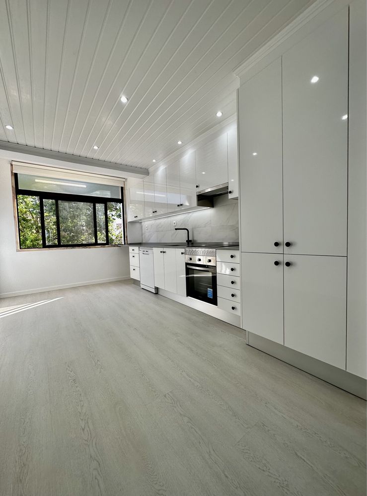 Apartamento T2 renovado em São João do Estoril