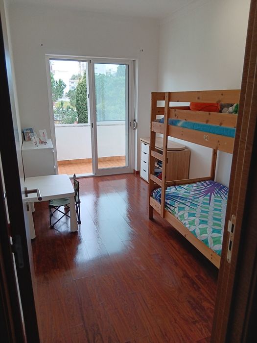 Feijo Apartamento T4 no primeiro andar, remodelado para T3 com sala de