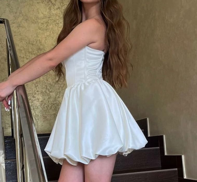 р.
Корсетна випускна сукня