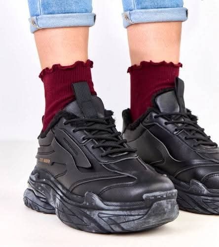 Czarne sneakersy ocieplane futerkiem 36-40