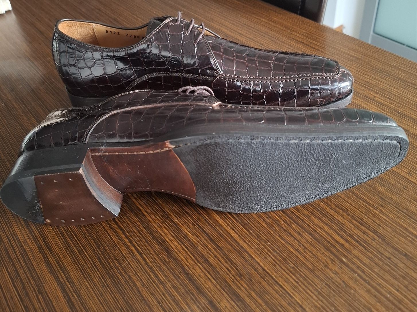 Sapatos novos em pele