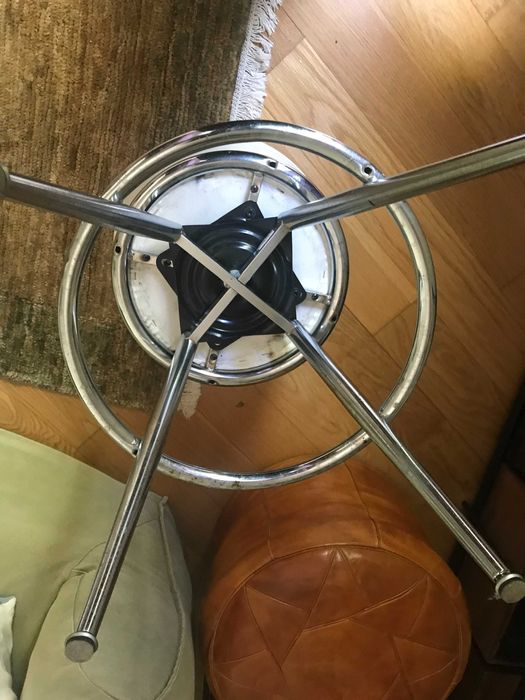 Cadeira de bar branca de pele da KARE