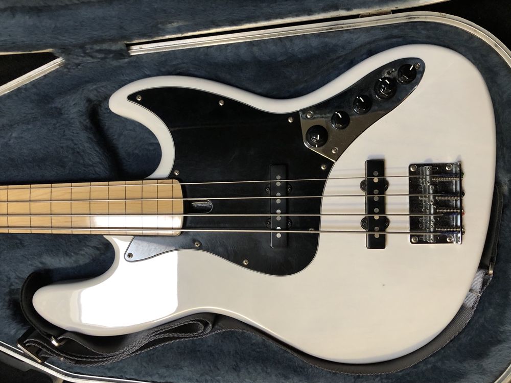 Baixo Jazz Sire Marcus Miller V7 Fretless