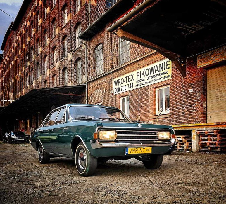 Zabytkowy Opel Rekord do ślubu.