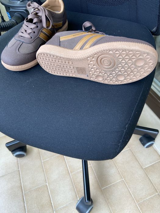 Tenis de camurca castanho e camel