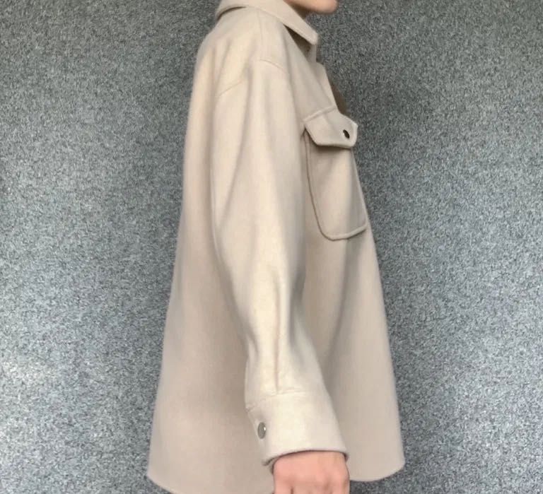 Бежевая теплая рубашка куртка  zara с карманами
