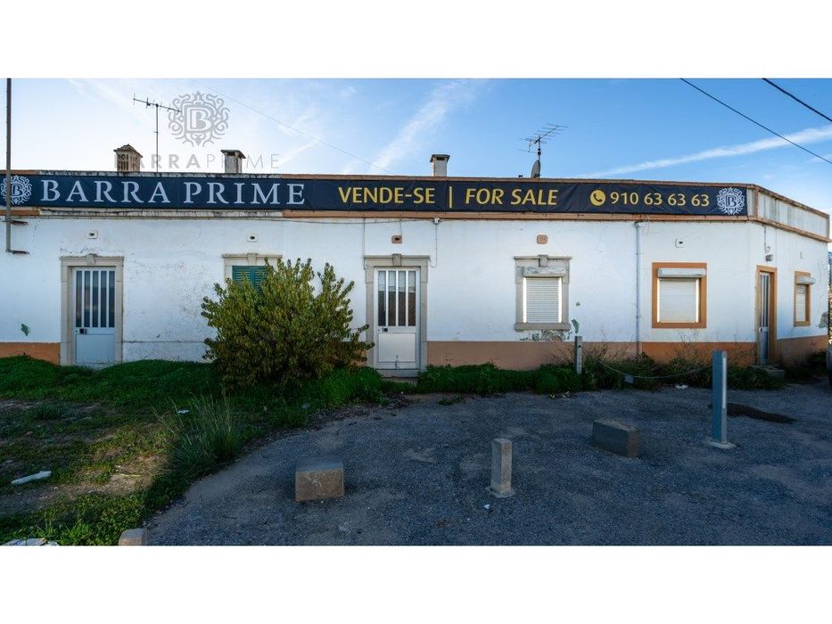 Casa Térrea Tradicional Portuguesa na EN125 para renovação profunda