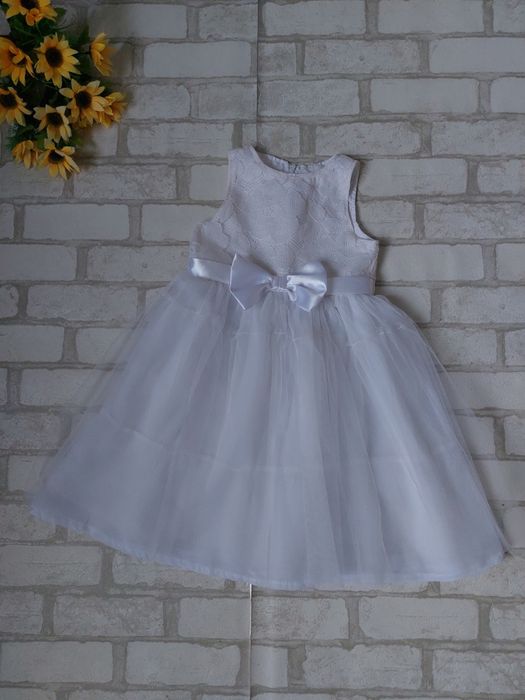 Нарядное белое платье на девочку с гипюром и фатином