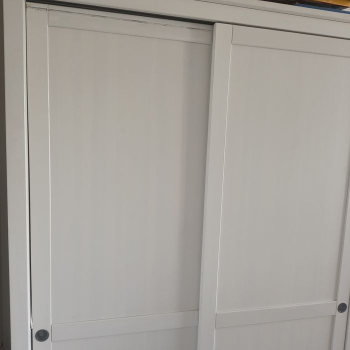 Ikea hemnes drewniana szafa z przesuwnymi drzwiami biała