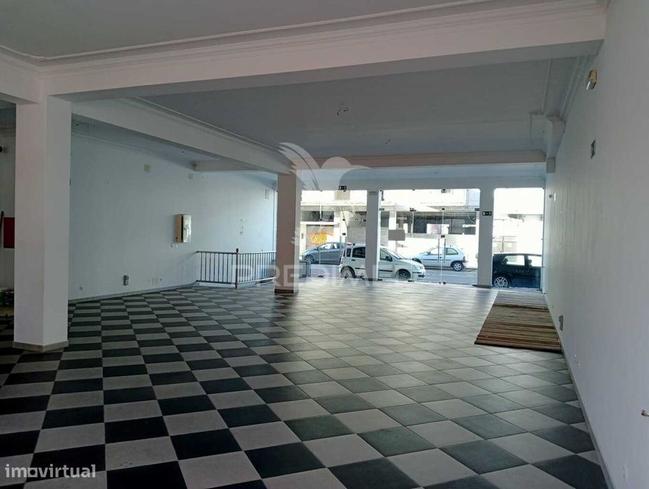 Loja para comércio - Porto de Mós