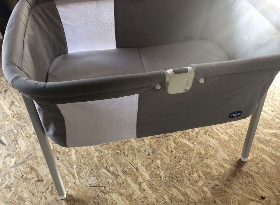 Łóżeczko tyrystyczne, dostawka Chicco Lullago szare