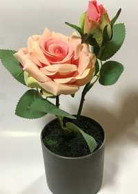 Kwiat sztuczny róża różowa z pąkiem w małej doniczce plastikowej