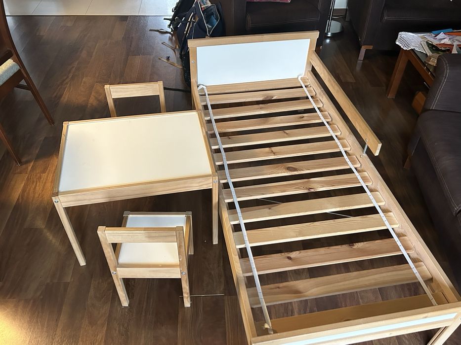 Łóżko i zestaw stolik + 2 krzesla