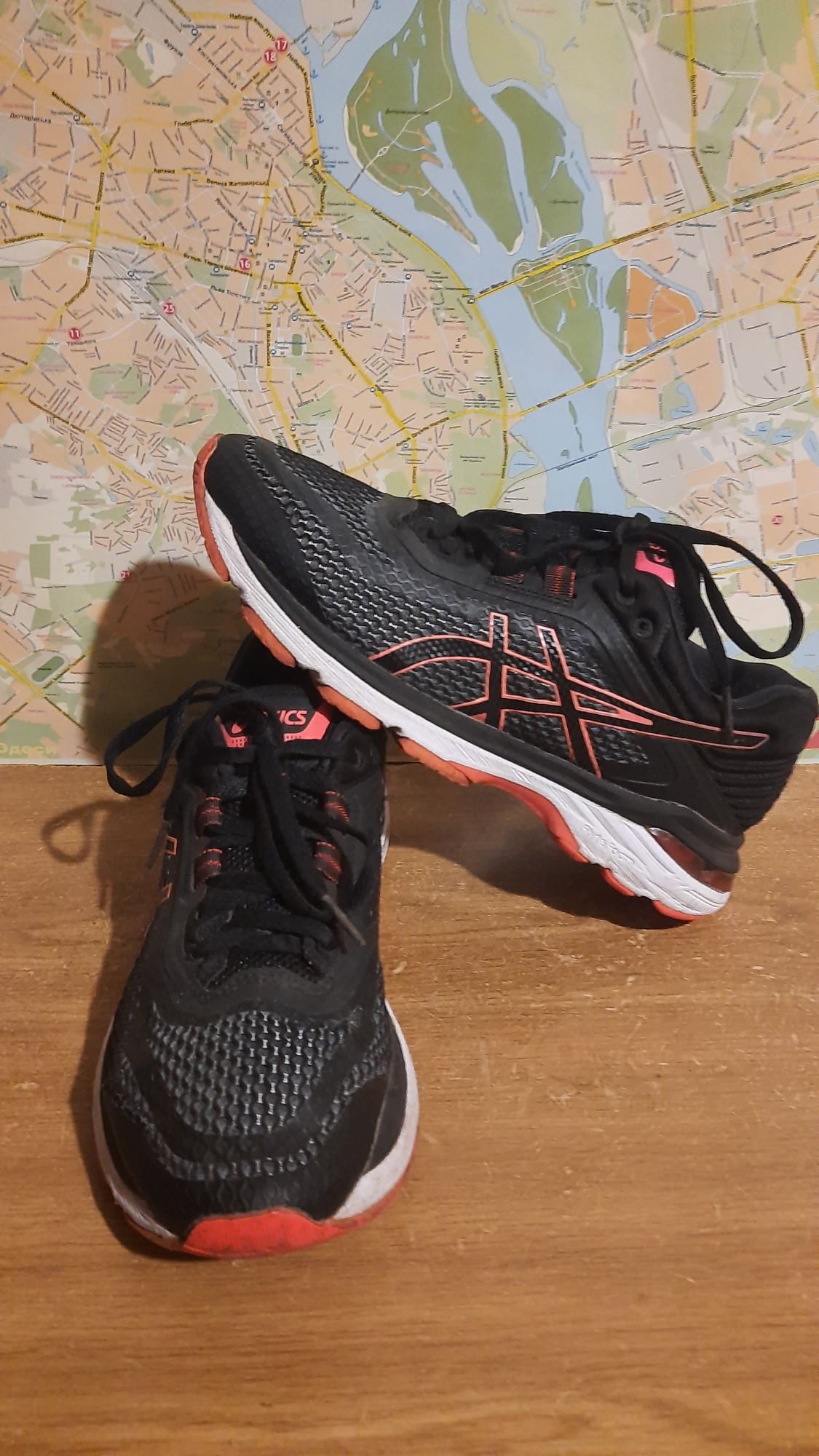 Крассовки фирменные Asics p.39.