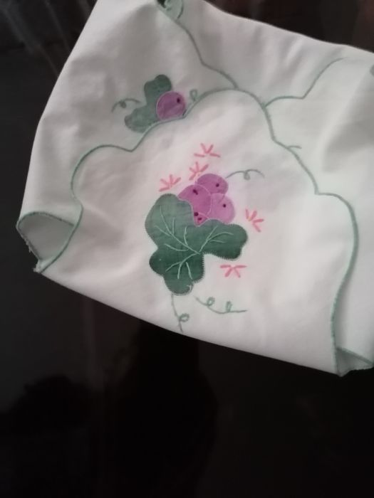 Naprons  bordados  a mão para o cesto do pão