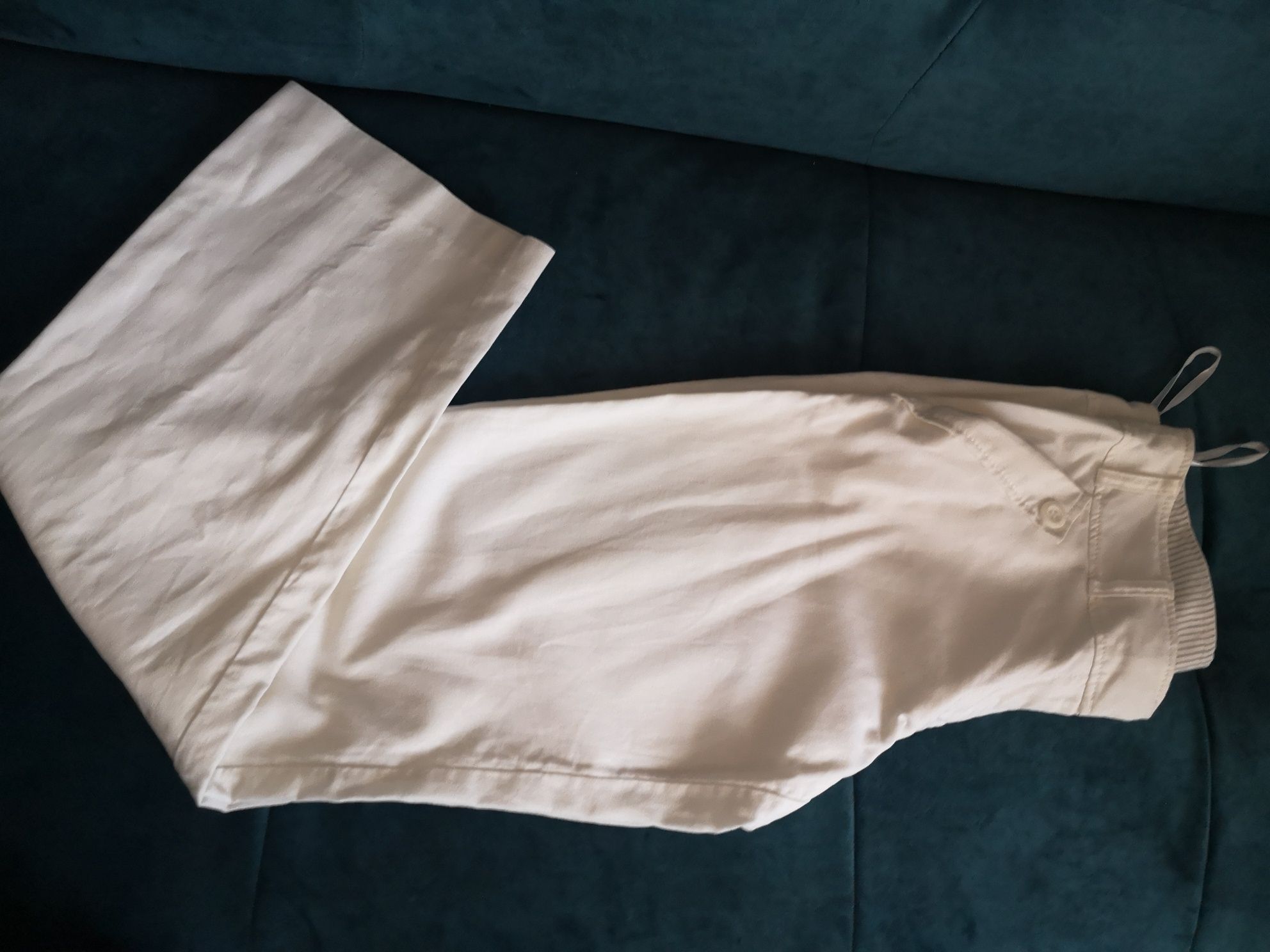 Białe damskie spodnie rozmiar 38.