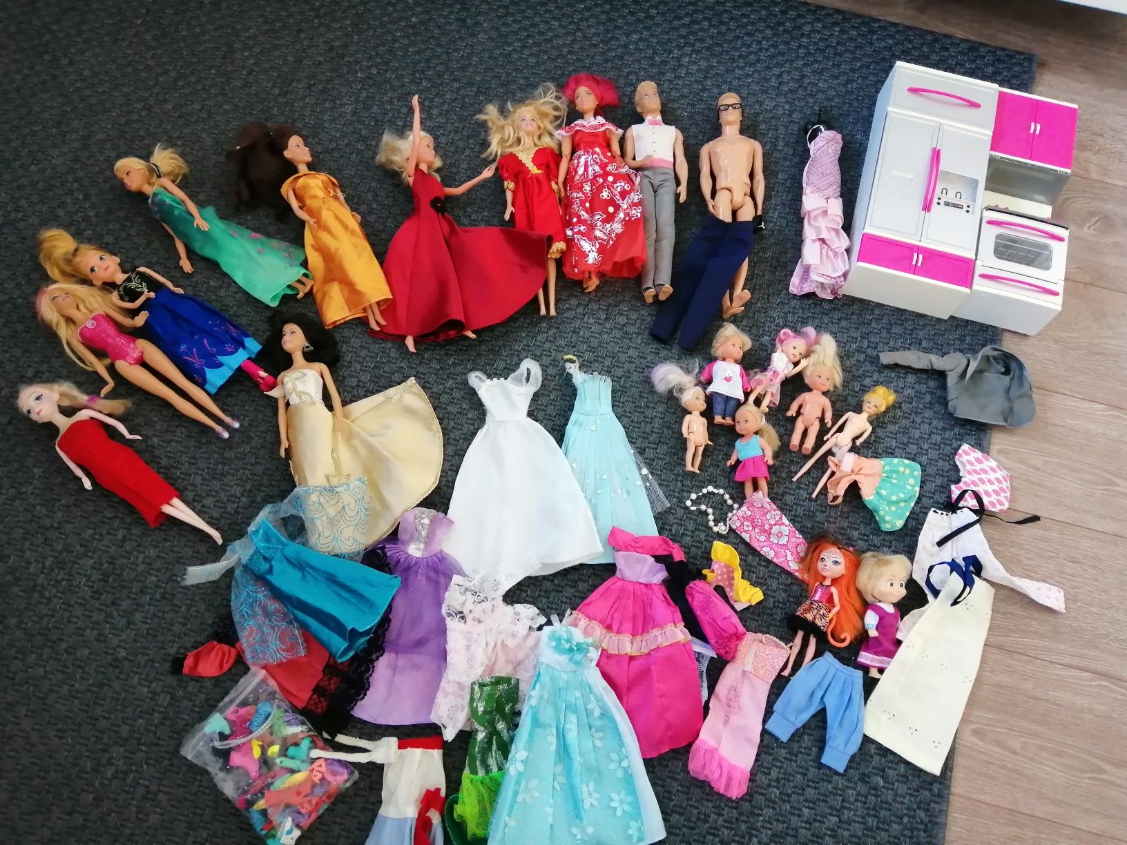 Duży zestaw Barbie 9 szt i 2 Keny, meble
