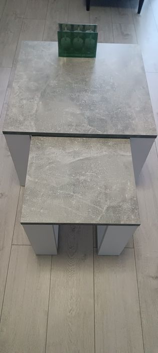 Stolik plus mniejszy stolik w kolorze popielatym