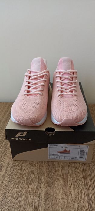 Женские кроссовки