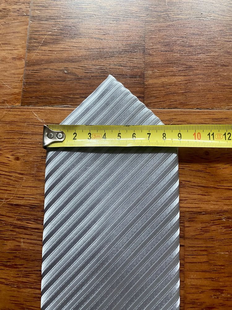 Krawat w kolorze srebrnym prążkowany