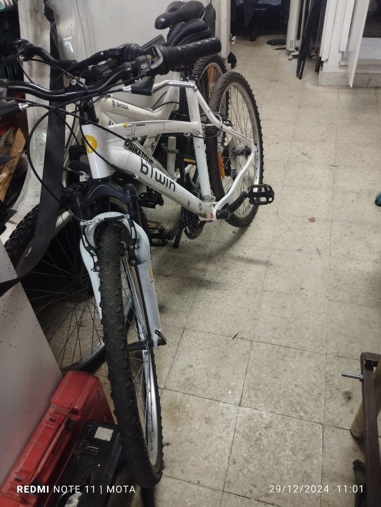 Duas bicicletas para desocupar