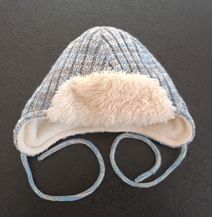 Błękitna czapka zimowa dla niemowlaka