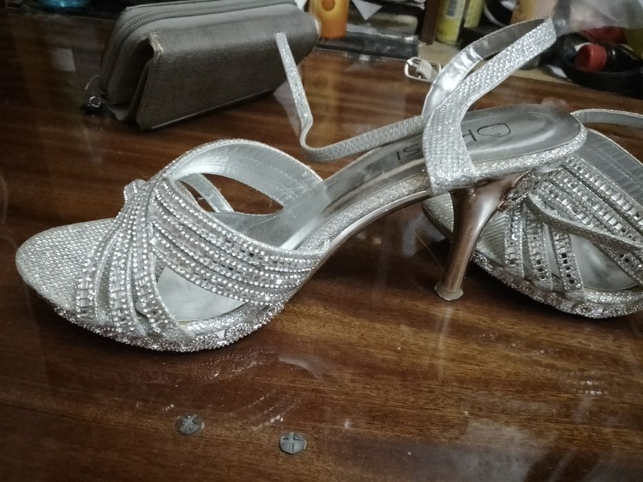 Босоножки в стразах