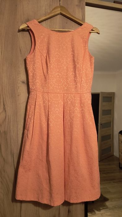 Sukienka łososiowa z kieszeniami.