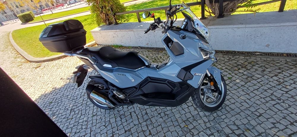 Sym ADX 125 com topcase incluído e garantia até 12/2029.