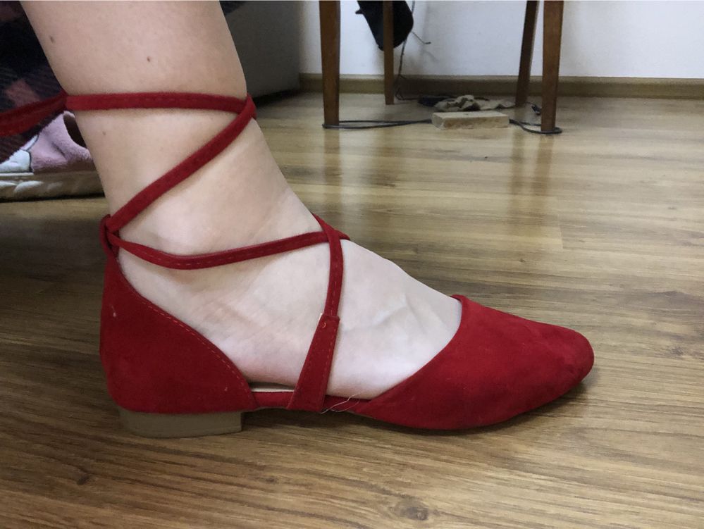 Червоні туфлі на завʼязках