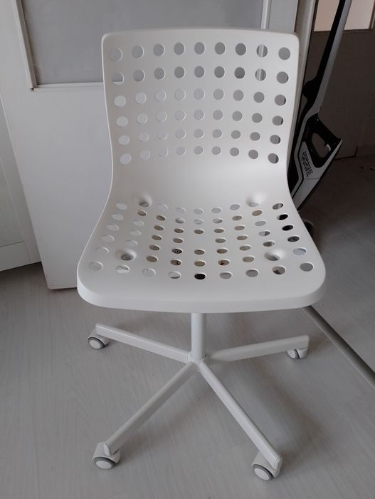 Białe obrotowe używane krzesło model Skallberg