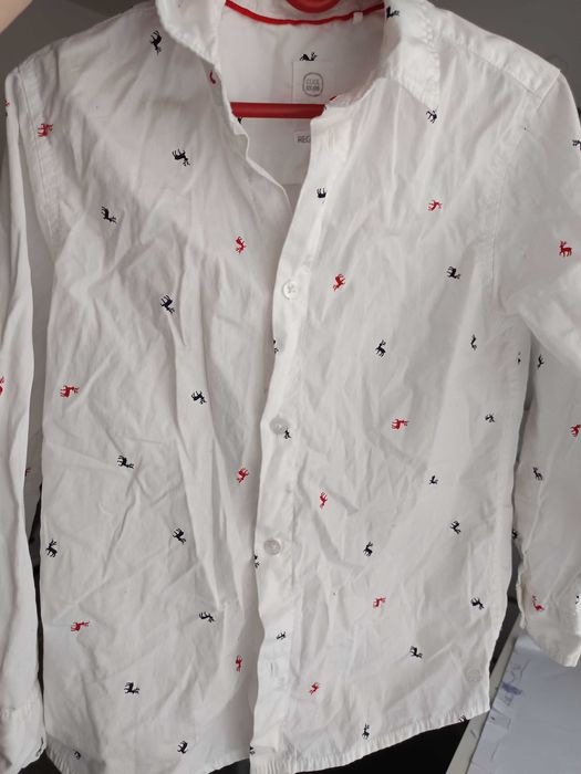 Koszula biała w renifery 122 Cool Club, świąteczna + gratis błękitna