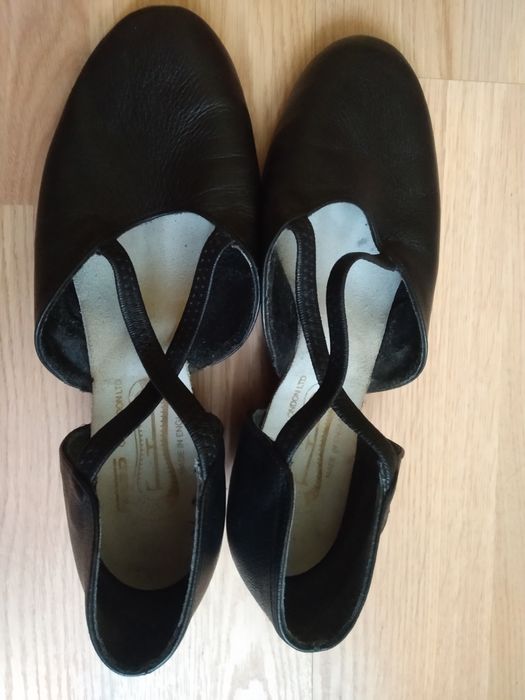 Взуття жіноче тренувальне для занять з танців