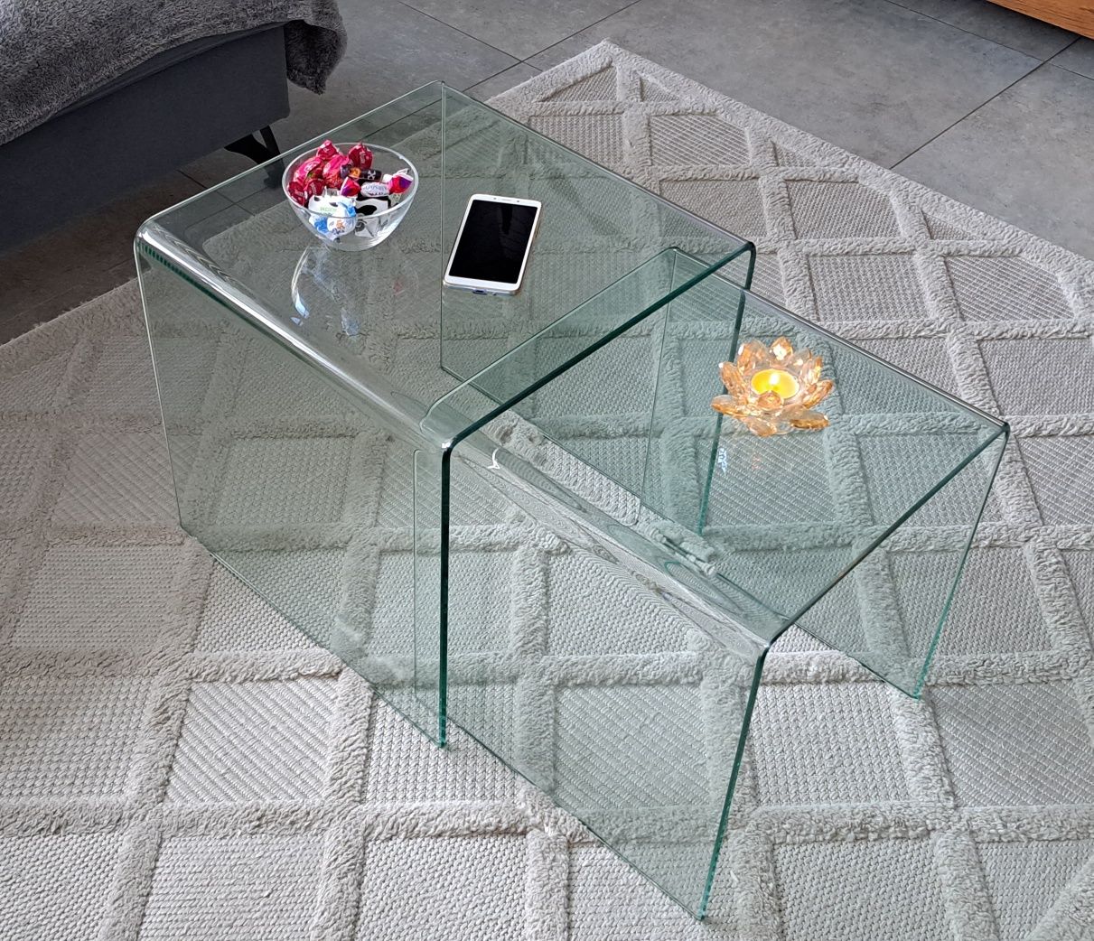 stylowy komplet stolików z giętego szkła, transparentne