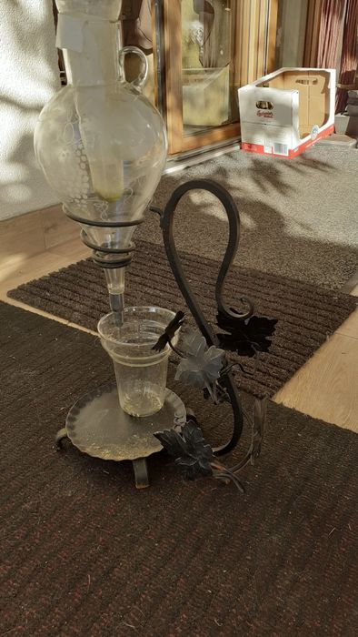 Karafka do wina na metalowy stojaku