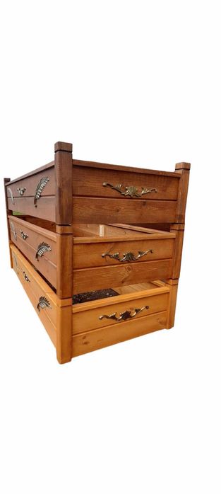 Obudowy nagrobka na mogiłę cmentarną z sztukaterią.