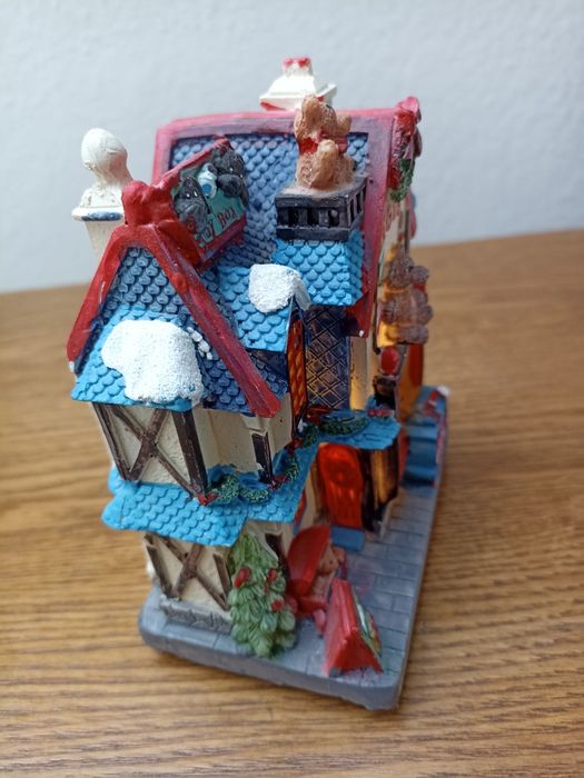 Рождественский домик с музыкальными мелодиями.