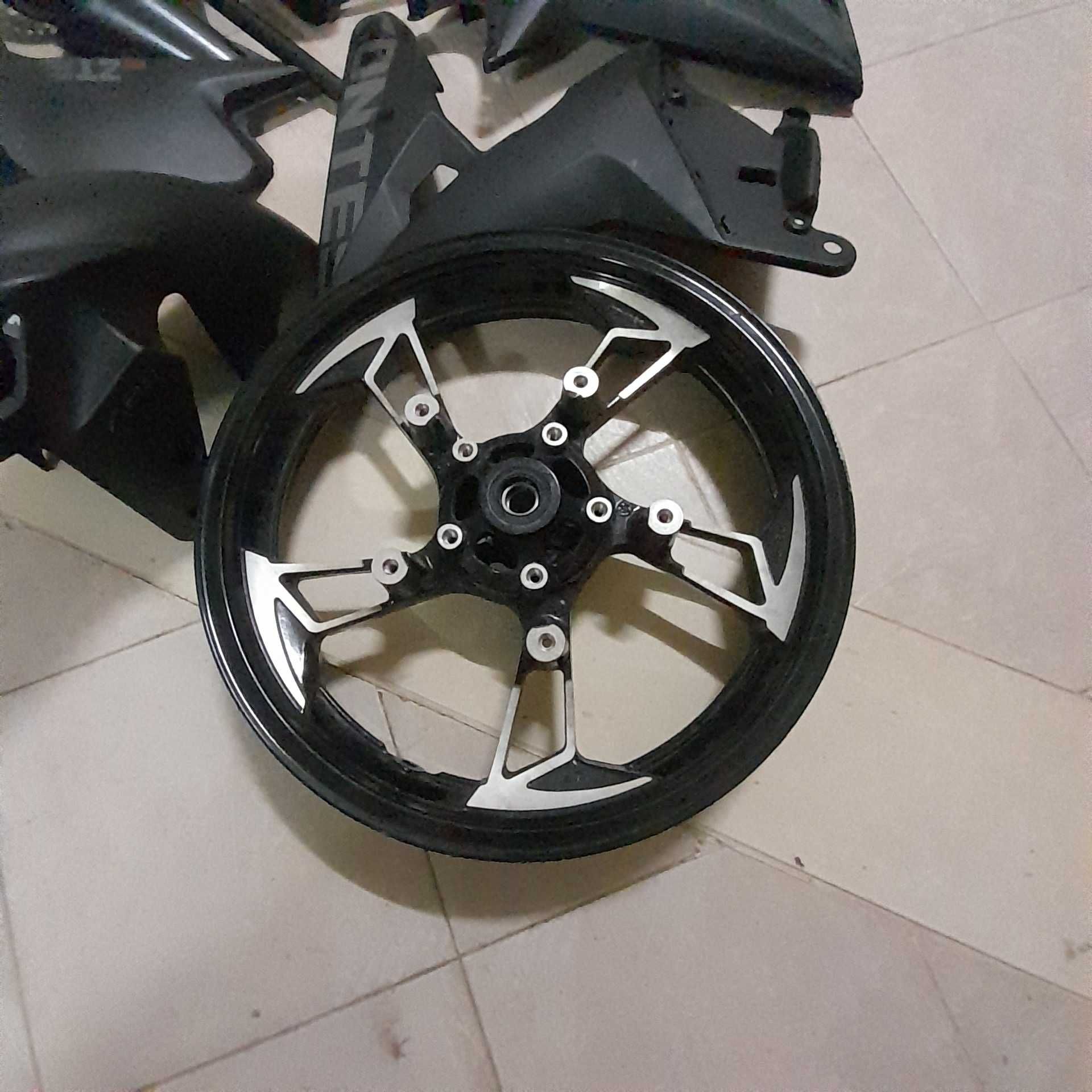 várias peças e proteções de moto zontes 125