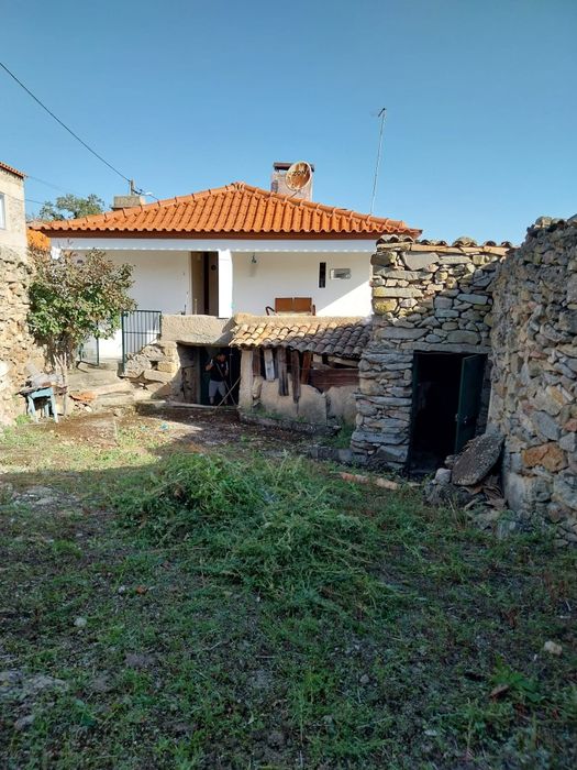 Vende-se Moradia — Almeida, Guarda