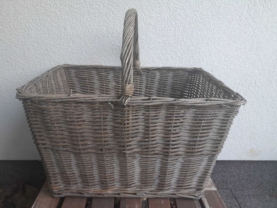 Duży wiklinowy koszyk