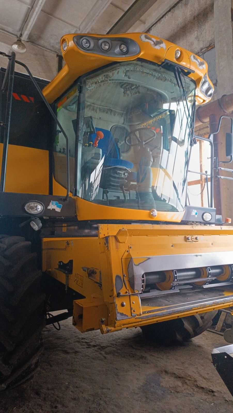 Комбайн New Holland CX6090 2015 рік з жниваркою