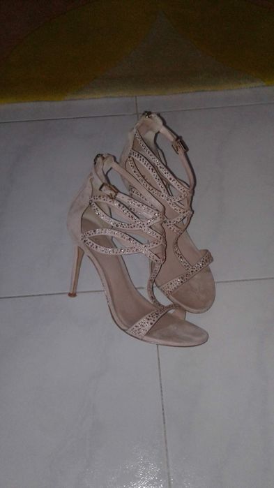 Sandálias bejes Salto Alto C/ brilhantes ( ALDO )