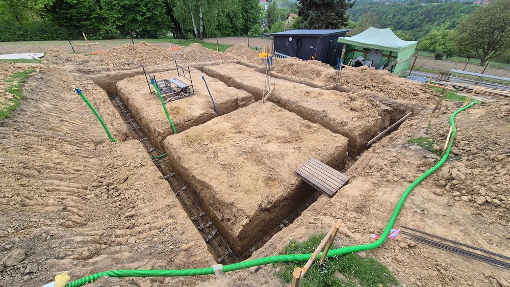 Koparko-ładowarka Nowy Sącz – wykopy, niwelacje, drenaże, szamba FV