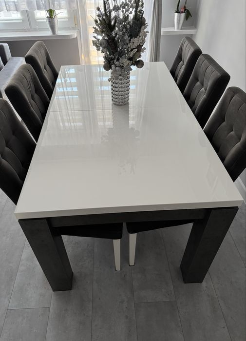 Stół z 10 krzesłami