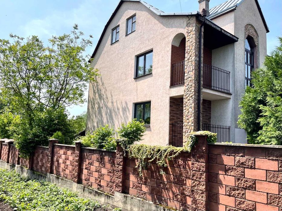 Продаж 2поверхового будинку з гаражем і ділянкою 11соток.