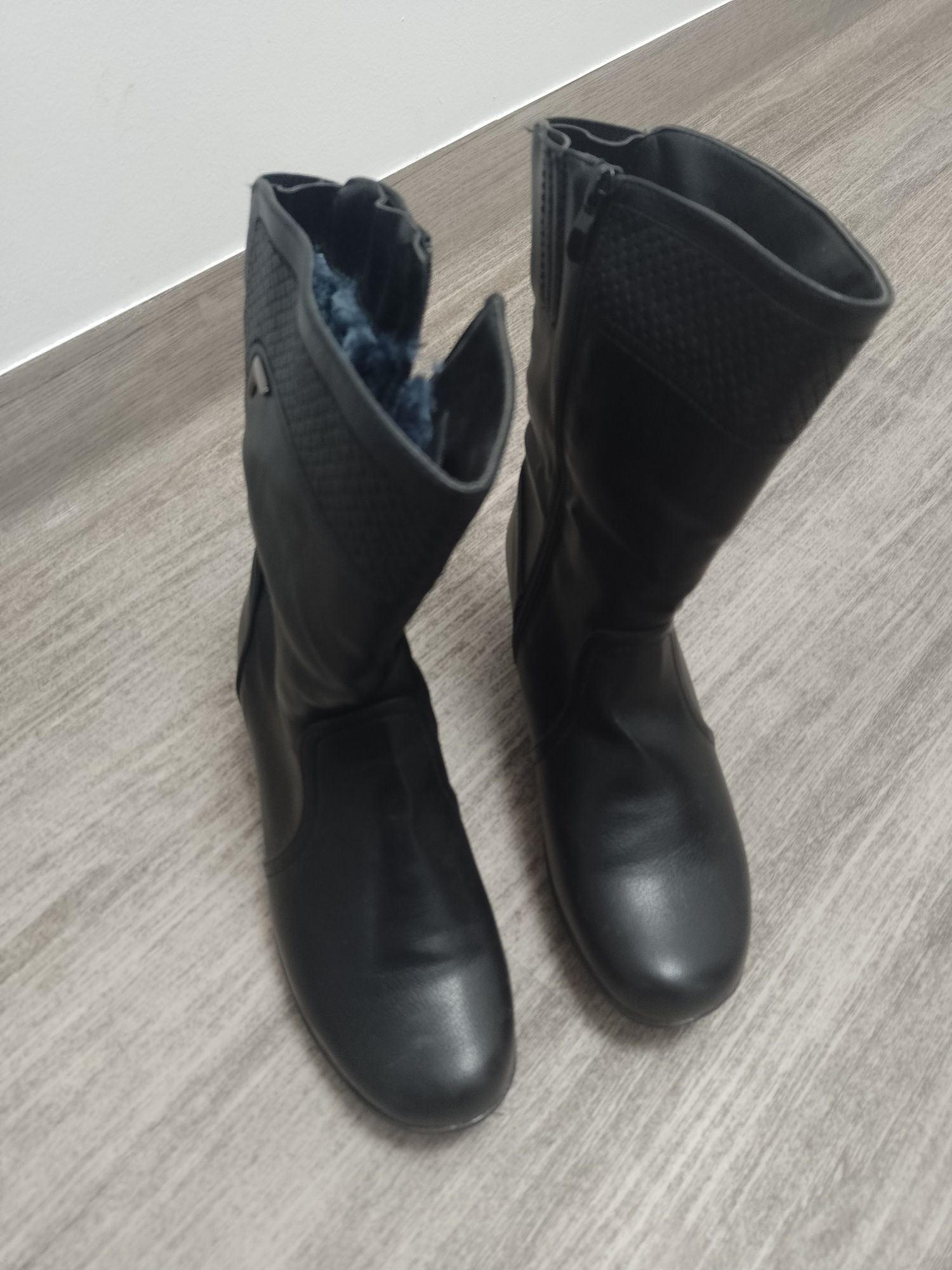 Sprzedam damskie buty zimowe rozmiar 39.