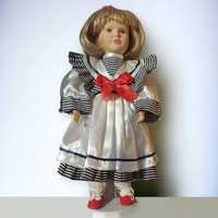 Фарфоровая кукла на подставке