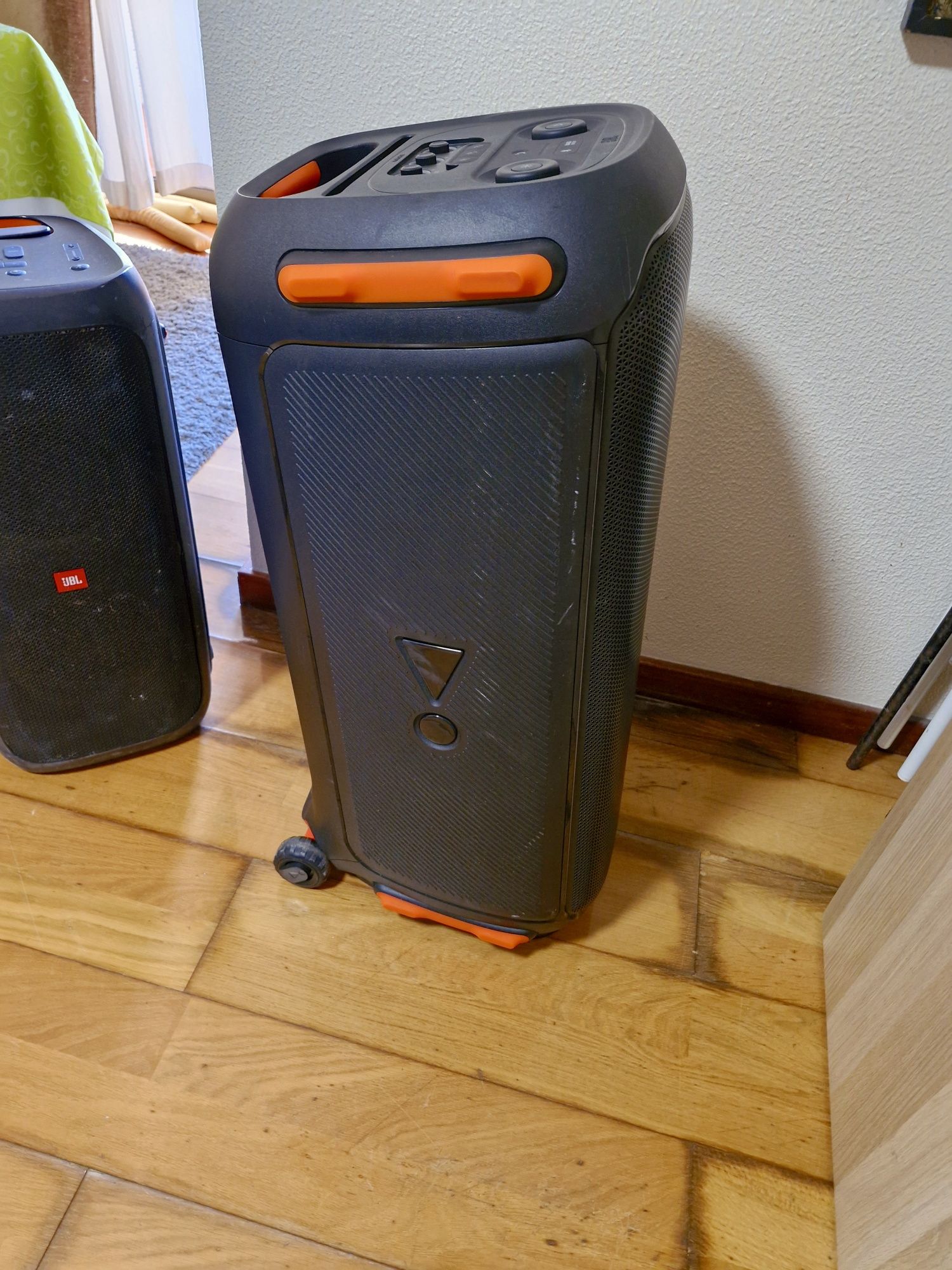 Coluna jbl patybox710 em perfeito estado. Usei 2 vezes apenas .