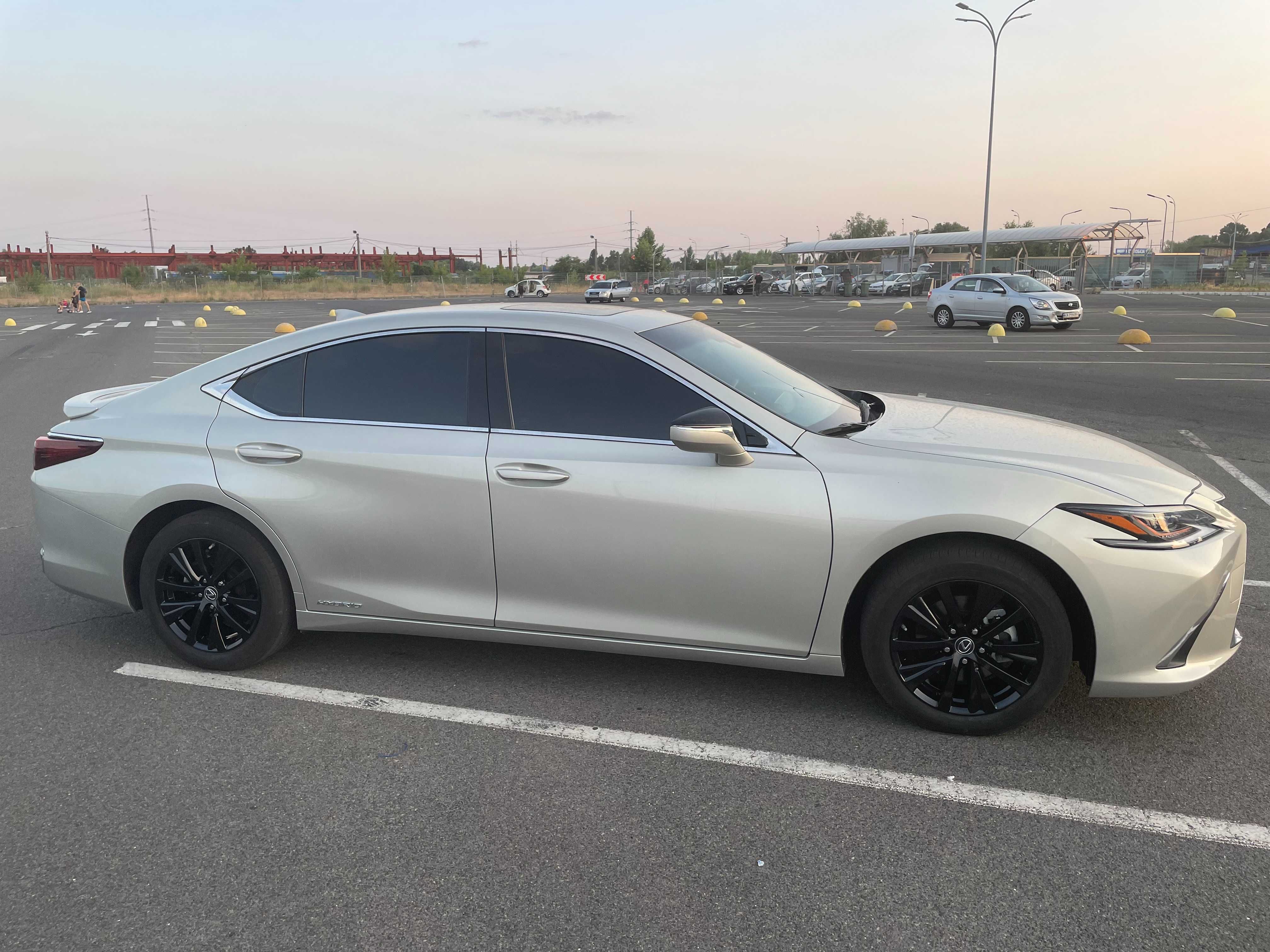 Продам шикарное авто Lexus ES 300h Hybrid Premium 2019